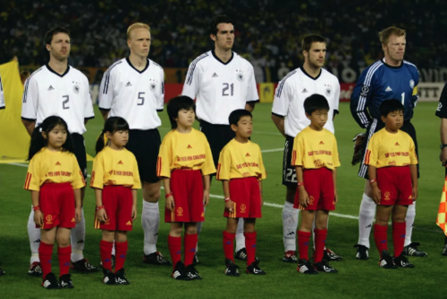 Cada jugador es acompañado de un niño previo al partido. (Foto: Getty Images)