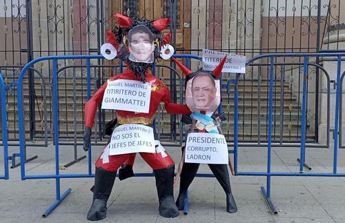 Las pi&ntilde;atas despertaron la curiosidad de los transe&uacute;ntes de la zona 1. (Foto: Agencia de Noticias Expres)