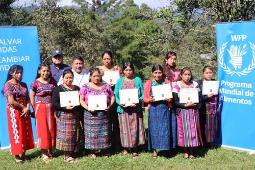 El evento ceremonial tuvo lugar en Chajúl, Quiché donde recibieron el reconocimiento por parte de la entidad educativa y el respaldo de Senacyt. (Foto: Senacyt)