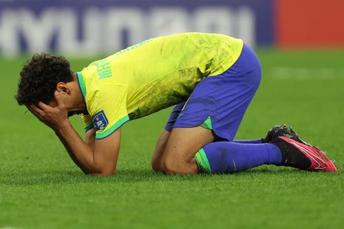 Marquinhos se desplom&oacute; tras fallar el penal para Brasil. (Foto: AFP)