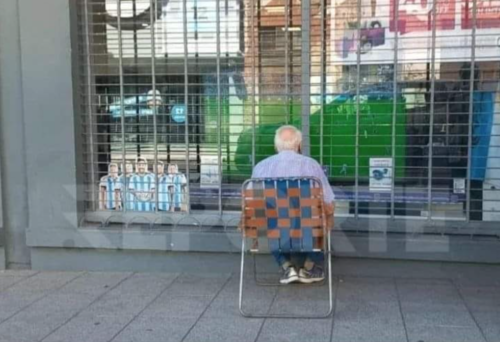 El abuelito aficionado conmovió en redes sociales. (Foto: BigBang)