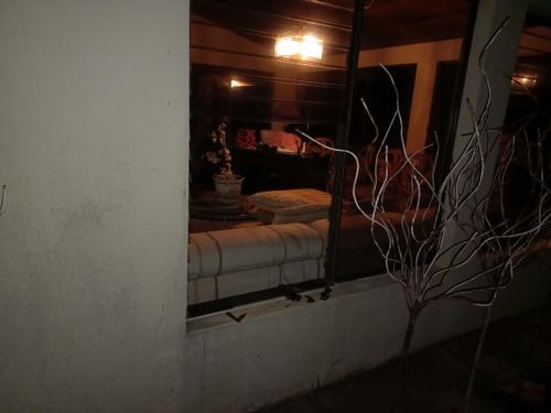 Se supone que por esta ventana ingresaron los delincuentes. (Foto: PNC)