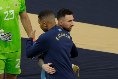 El abrazo entre las estrellas del PSG se abrazaron de una manera muy seria. (Foto: AFP)