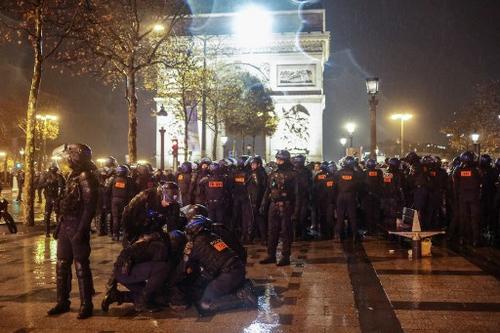La policía francesa tuvo que detener a algunos revoltosos. (Foto: AFP)
