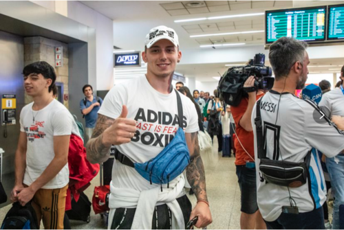 Hinchas argentinos saliendo en el Aeropuerto Internacional Ezeiza en Buenos Aires. (Foto: El País)