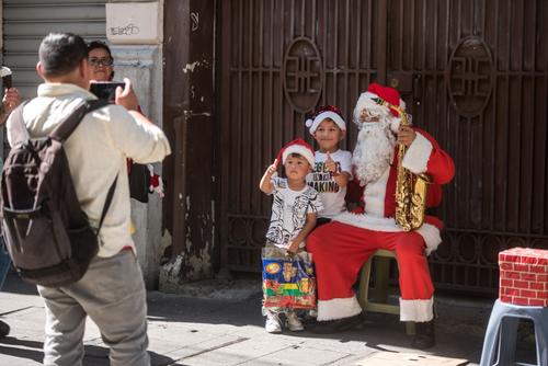 El Santa de la Sexta lleva alegría a los niños. (Wilder Löpez/Soy502)