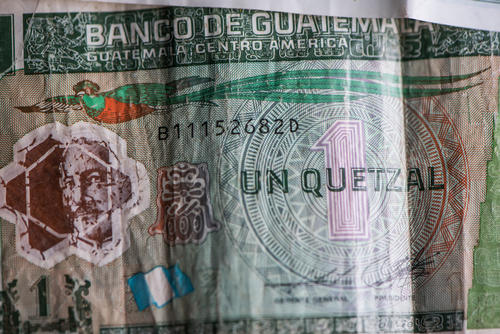 Algunos de los billetes empiezan a presentar desgaste por el paso del tiempo. (Foto: Wilder López/Soy502)