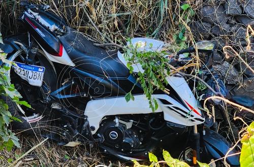 La motocicleta de los tres pasajeros quedó con severos daños tras el percance. (Foto: NotiSeis)