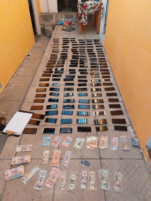 M&aacute;s de 100 celulares robados fueron encontrados en los allanamientos. Tambi&eacute;n billetes de diferentes denominaciones. (Foto: MP)