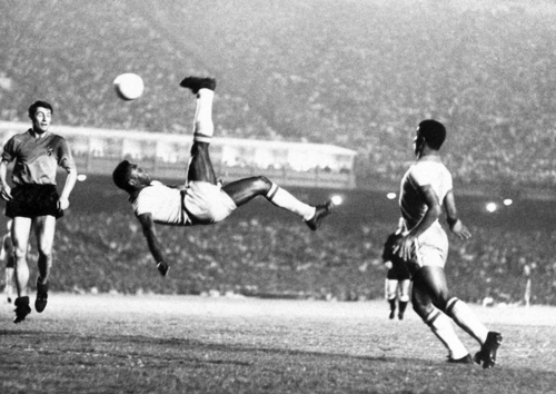 El brasileño haciendo una chilena durante un amistoso contra Bélgica. (Foto: Associated Press)