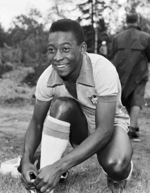 Pelé durante calentamiento en Mundial de 1958 en Suecia. (Foto: El País)