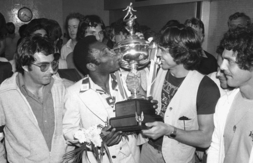 Pelé besando el trofeo que sostiene el capitán del New York Cosmos, tras ganar la Liga Norteamericana de futbol en 1977. (Foto: Associated Press)
