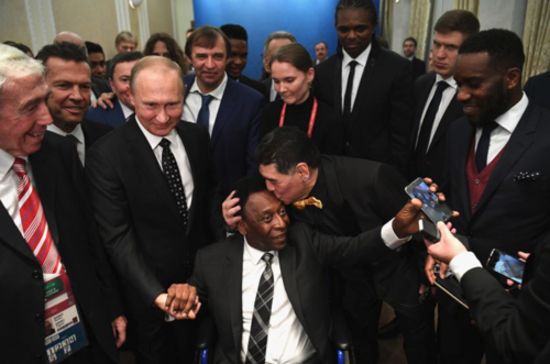 Maradona besando al brasileño en presencia de Vladimir Putin, durante celebración de sorteo de fase final de Mundial de Rusia. (Foto: Getty Images)