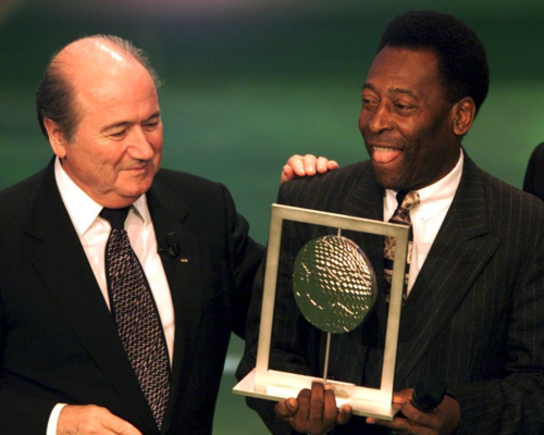 Joseph Blatter hace entrega a Pelé del trofeo por "Mejor jugador del siglo", en Roma en 2000. (Foto: Reuters)