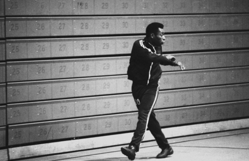"El Rey" durante un entrenamiento con su equipo de ese entonces, New York, Cosmos en 1975. (Foto: AP)