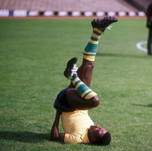 Pelé en calentamiento con la selección brasileña. (Foto: El País)