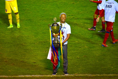 Roberto Hernández sonríe al posar con el trofeo de campeón de Guatemala. (Foto: Fredy Hernández/Soy502)