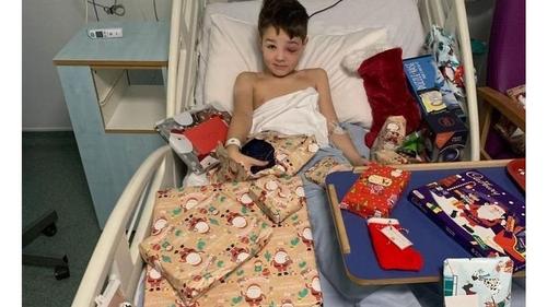El pequeño recibió regalos por parte del personal médico que lo atendió en navidad. 
