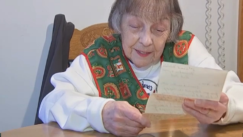 Angelina Gonsalves leyendo la carta que su esposo envi&oacute; a su mam&aacute;. (Foto: Twitter)