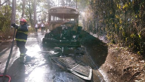 Así quedó el autobús incendiado en cercanías al Hospital de Villa Nueva. (Foto: PMT Villa Nueva)