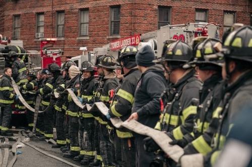 Los bomberos al momento de apagar el fuego. (Foto: AFP)