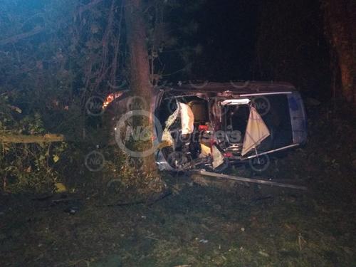 Bomberos Voluntarios asistieron al conductor del veh&iacute;culo volcado. 