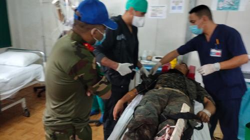 El militar guatemalteco recibe atención médica. (Foto: Ministerio de la Defensa de Guatemala) 