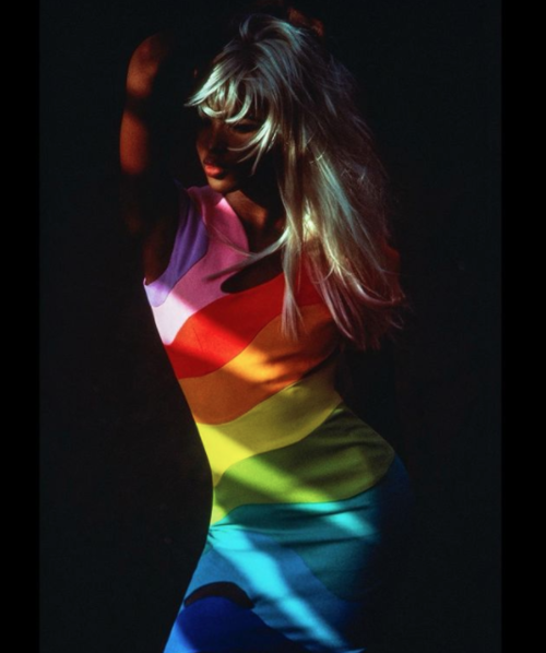 Naomi Campbell modelando una creación de Mugler de los años 90. La colección arcoiris que lo colocó en la palestra de la moda internacional. (Foto: Instagram Thierry Mugler)
