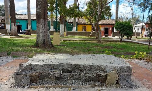 El monumento y el resto de la estructura fue desintalada del parque San Sebastián en Antigua Guatemala. (Foto: Proceso GT)