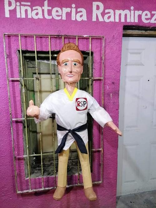 Pi&ntilde;ata en honor a Alfredo Adame. (Foto: Facebook)