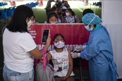 La vacunación en adultos y menores no es obligatoria, según detalla esta ley. (Foto: AFP)