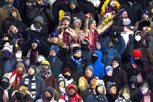 Tres aficionados sorprendieron en las gradas, ya que mientras todos estaban cubiertos de pies a cabeza, ellos tres estaban sin camisa. (Foto: AFP)