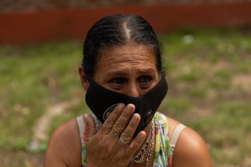 Sandra, la madre de un paciente, ruega que su hijo pueda recuperarse tras ser una de las víctimas de la cocaína adultera. (Foto: AFP)