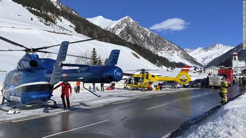 Helicópteros permanecieron cerca de donde una persona fue sepultada por una avalancha en Austria. (Foto: CNN en Español)