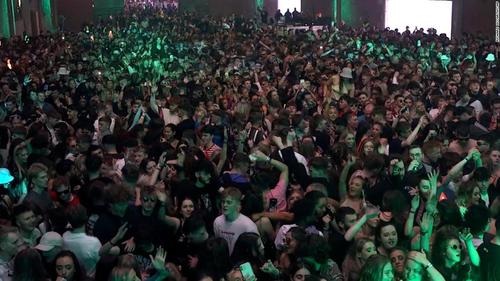 Los ambientes con muchas personas en poco espacio y ventilaci&oacute;n pueden ser focos de infecci&oacute;n. (Foto: Twitter)