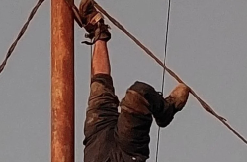 El hombre quedó suspendido con una de sus tobillos a uno de los cables. (Foto: Twitter)