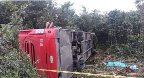 El bus dio vuelta dejando heridos y muertos. (Foto: La Vanguardia)