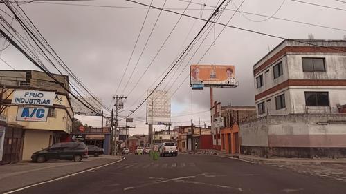La valla se ubica en la 20 calle de la zona 10. (Foto: Wilder López/Soy502) 