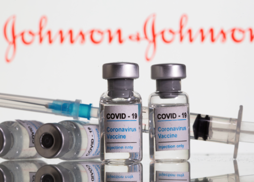 The New York Times confirm&oacute; en su informe que como la planta de Leiden no est&aacute; disponible temporalmente, se podr&iacute;a reducir el suministro de Johnson & Johnson. (Foto ilustrativa: El Pa&iacute;s)