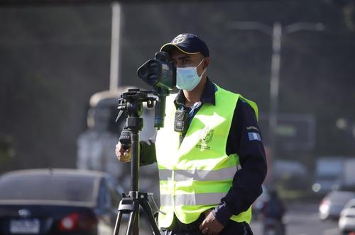 Los agentes portan las cámaras para evidenciar sus actividades en los operativos y los momentos en los que imponen infracciones. (Foto: PMT Villa Nueva)