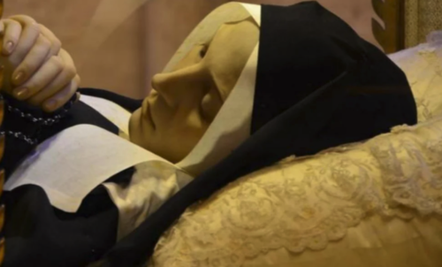 El cuerpo incorrupto de Santa Bernardita en la actualidad. (Foto: Infobae) 