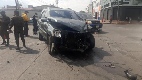 El vehículo particular resultó con serios daños en la parte frontal. (Foto: Twitter)