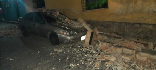 Un vehículo fue destruido después del fuerte sismo que sacudió el territorio nacional. (Foto: Stereo100Noticias)