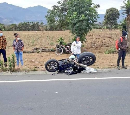As&iacute; qued&oacute; la motocicleta tras el impacto. (Foto: Twitter)