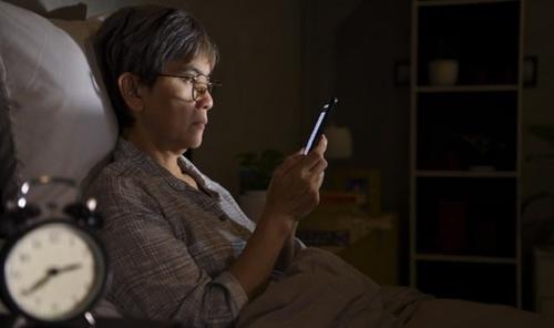 Es bien sabido que lograr una buena noche de sue&ntilde;o se hace m&aacute;s dif&iacute;cil a medida que envejecemos, pero la raz&oacute;n biol&oacute;gica detr&aacute;s de esto sigue siendo poco conocida. (Foto: www.tekcrispy.com)