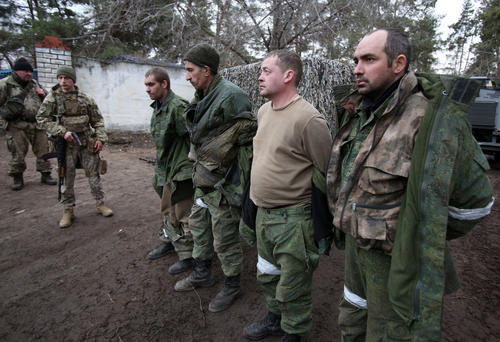 Los soldados se notan sorprendidos por la situación que enfrentan. (Foto: New York Post/AFP)