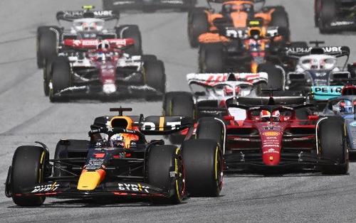 Verstappen el momento en que alcanza liderar la carrera. (Foto: AFP)