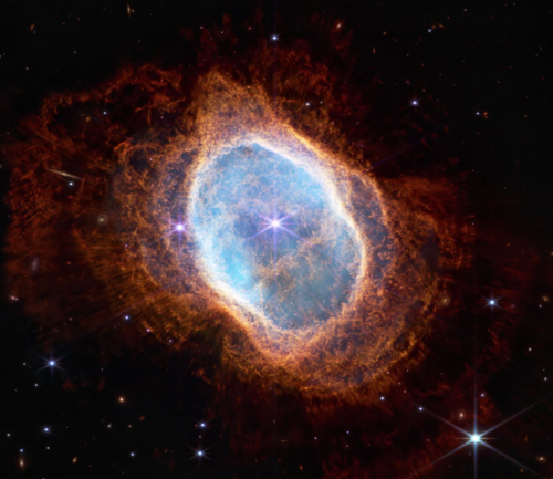La imagen muestra la Nebulosa del Anillo Sur, una estrella moribunda, expulsando una nube de gas de colores que eventualmente se expandirá y se desvanecerá en el espacio entre las estrellas. (Foto: NASA)