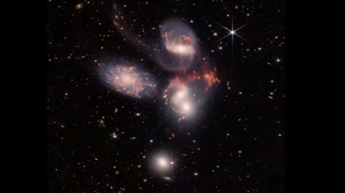 El quinteto de Stephan, que muestra cinco galaxias, cuatro de las cuales interactúan, chocan entre sí y tiran y estiran la gravedad de las demás. (Foto: NASA)
