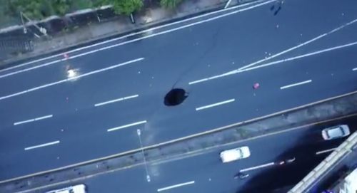 Horas más tarde, la carretera colapsó y se pudo observar un hundimiento en la ruta que conduce al Pacífico. (Foto: Municipalidad de Villa Nueva)